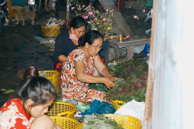 Lò cá lóc nướng lớn nhất TPHCM đỏ lửa xuyên đêm chuẩn bị cho ngày vía Thần Tài - Ảnh 8.