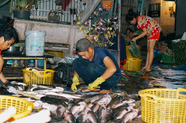 Lò cá lóc nướng lớn nhất TPHCM đỏ lửa xuyên đêm chuẩn bị cho ngày vía Thần Tài - Ảnh 3.