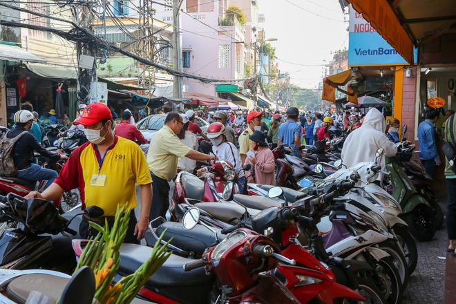 Hết vàng SJC, nhiều người đành mua vàng trang sức - Ảnh 15.