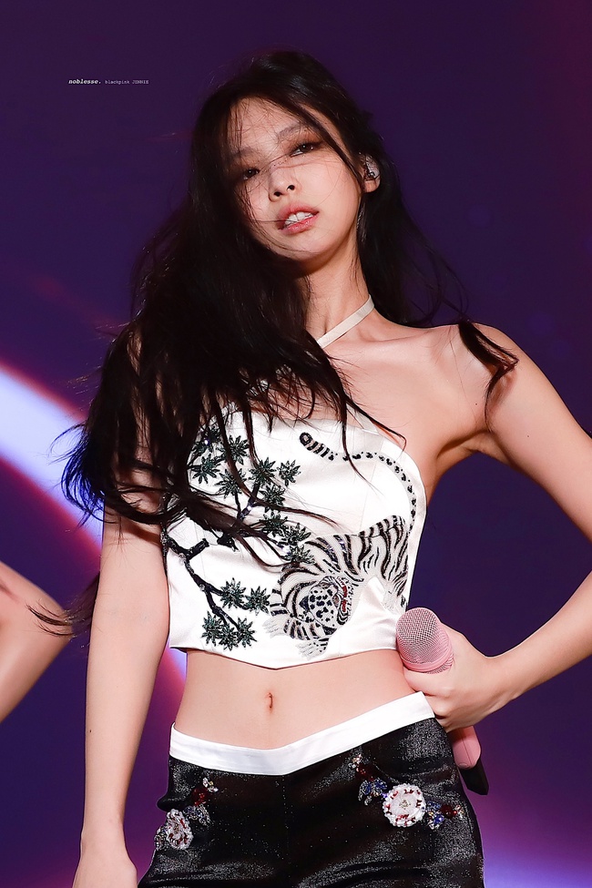 Jennie (BLACKPINK) đã hết sợ pháo, hóa ảo thuật gia biến ra sân khấu cực nghệ! - Ảnh 7.