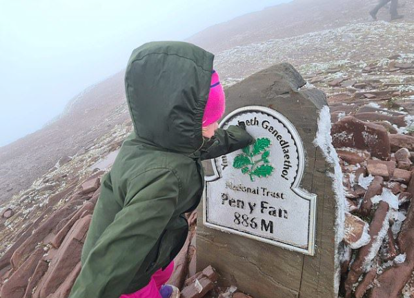 Cô bé 5 tuổi trở thành người trẻ nhất thế giới leo lên đỉnh núi cao nhất nước Anh trong vòng chưa đầy 48 giờ: Biết được mục đích khiến ai cũng cảm động - Ảnh 4.