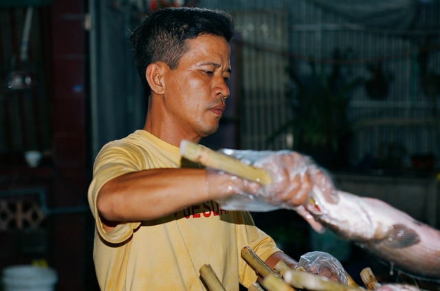 Lò cá lóc nướng lớn nhất TPHCM đỏ lửa xuyên đêm chuẩn bị cho ngày vía Thần Tài - Ảnh 11.