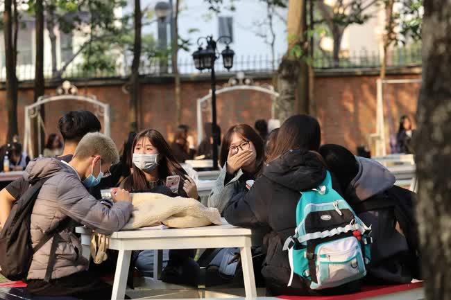 Sinh viên trở lại trường sau kỳ nghỉ Tết Nguyên Đán 2023: Hết Tết rồi, tập trung học hành thôi! - Ảnh 10.