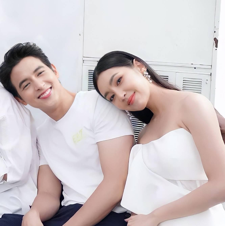 Yalangoch mulatta ayollarning paypoqdagi fotosuratlari Erotik koreys filmlarini tomosha qiling