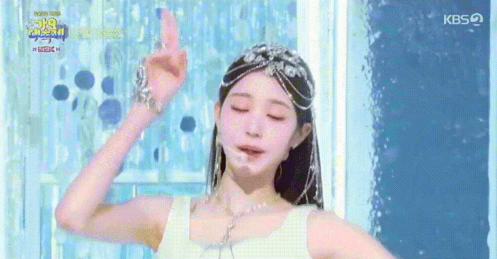 Th&aacute;nh thị phi Jang Wonyoung v&agrave; th&agrave;nh vi&ecirc;n c&ugrave;ng nh&oacute;m lại bị chỉ tr&iacute;ch v&igrave; h&aacute;t nh&eacute;p lồ lộ, ngồi như b&uacute;p b&ecirc; tr&ecirc;n s&acirc;n khấu - Ảnh 3.