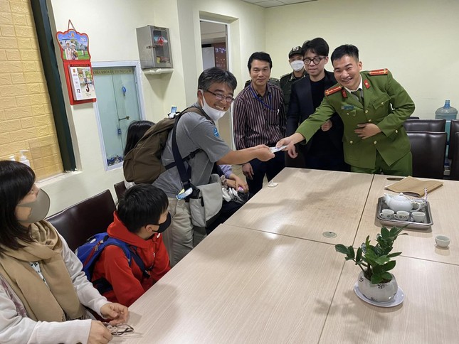 Gia đình khách Nhật nhận lại được tiền bị taxi dù chặt chém tại Nội Bài - Ảnh 1.