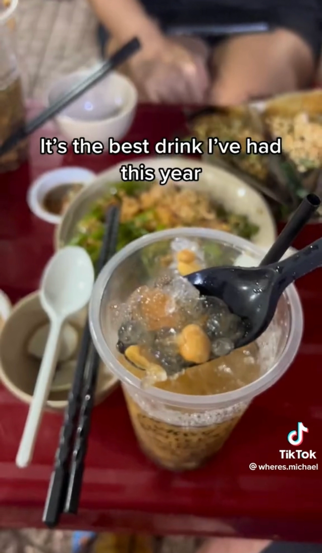 Món nước chua ngọt được bán tại vỉa hè Việt Nam khiến du khách nước ngoài mê mẩn xin tên gọi - Ảnh 4.