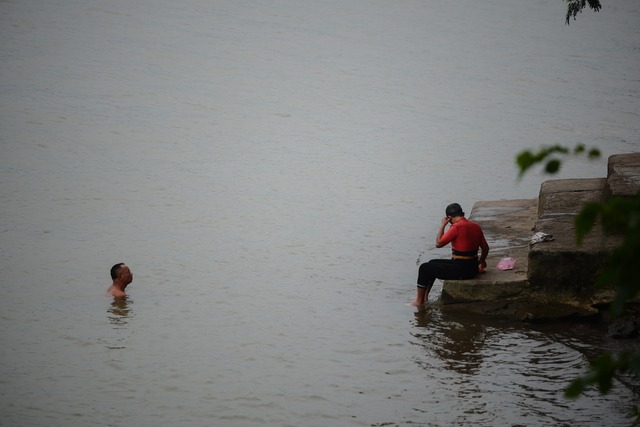 Người Hà Nội bơi sông trong tiết trời giá rét - Ảnh 10.