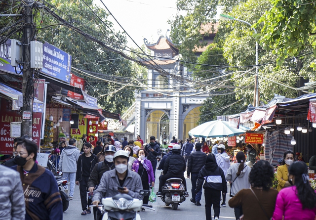 H&agrave;ng ngh&igrave;n người d&acirc;n đến Phủ T&acirc;y Hồ tạ lễ ng&agrave;y Rằm th&aacute;ng Chạp - Ảnh 2.