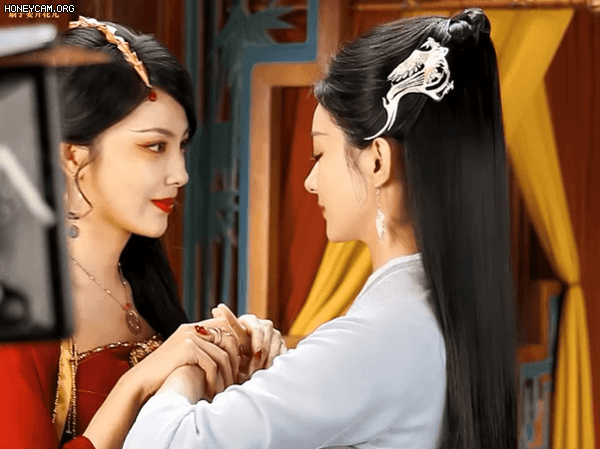 Triệu Lệ Dĩnh tình bể bình cùng gái lạ, còn suýt môi kề môi khiến dân tình rớt tim ra ngoài? - Ảnh 2.