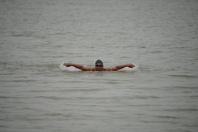 Người Hà Nội bơi sông trong tiết trời giá rét - Ảnh 8.
