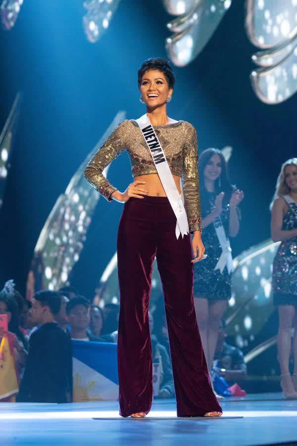 Nhìn lại loạt váy áo mở màn của đại diện Việt Nam tại Miss Universe: Sến - sang đều đủ cả, người ghi điểm là người phá cách - Ảnh 6.