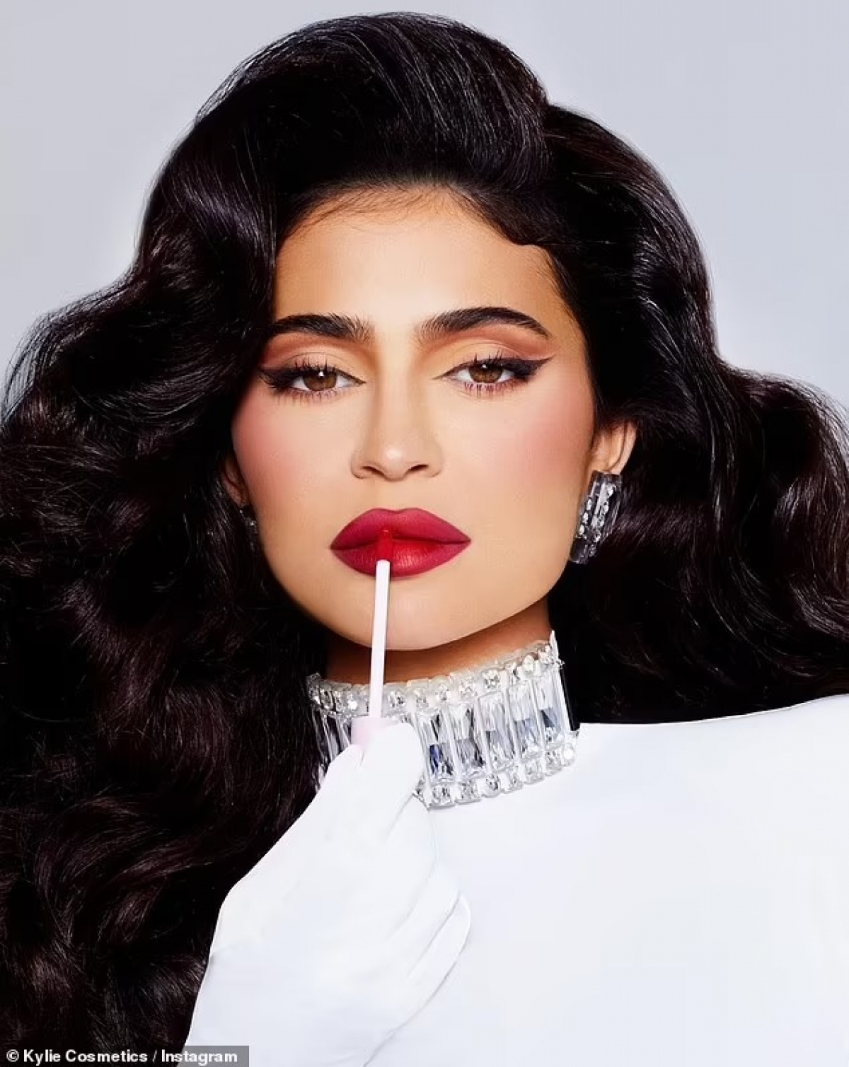 Kylie Jenner đẹp cổ điển với son môi đỏ - Ảnh 3.