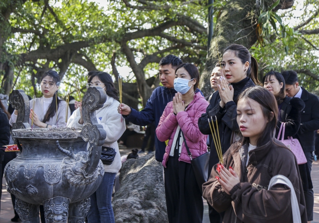 H&agrave;ng ngh&igrave;n người d&acirc;n đến Phủ T&acirc;y Hồ tạ lễ ng&agrave;y Rằm th&aacute;ng Chạp - Ảnh 8.