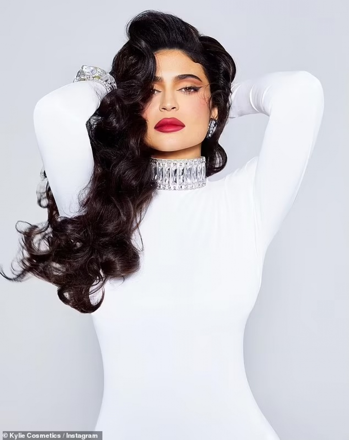 Kylie Jenner đẹp cổ điển với son môi đỏ - Ảnh 1.