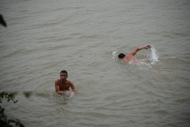 Người Hà Nội bơi sông trong tiết trời giá rét - Ảnh 3.