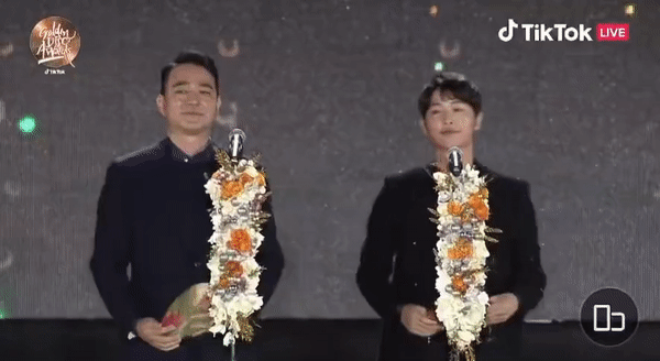 Song Joong Ki gây sốt khi trao giải cho BTS tại Grammy Hàn: Diện mạo thay đổi 1 điểm thấy rõ sau khi có tình yêu mới - Ảnh 2.