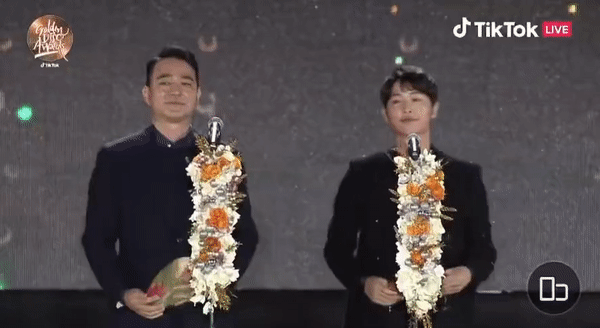 Song Joong Ki caused a fever when he gave BTS an award at the Korean Grammy: The appearance changed by 1 point after having a new love - Photo 2. Song Joong Ki caused a fever when he gave BTS an award at the Korean Grammy: The appearance changed by 1 point after having a new love - Photo 2.