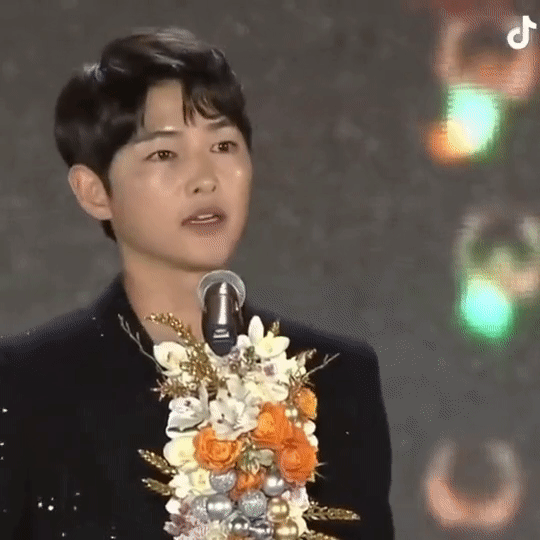 Song Joong Ki caused a fever when he gave BTS an award at the Korean Grammy: The appearance changed by 1 point after having a new love - Photo 8. caused a fever when he gave BTS an award at the Korean Grammy: The appearance changed by 1 point after having a new love - Photo 8.