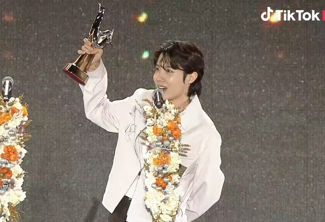 Golden Disc Awards 2023: j-hope đại diện BTS nhận giải thưởng cao nhất, IVE bất ngờ giả trân khi được Daesang - Ảnh 1.