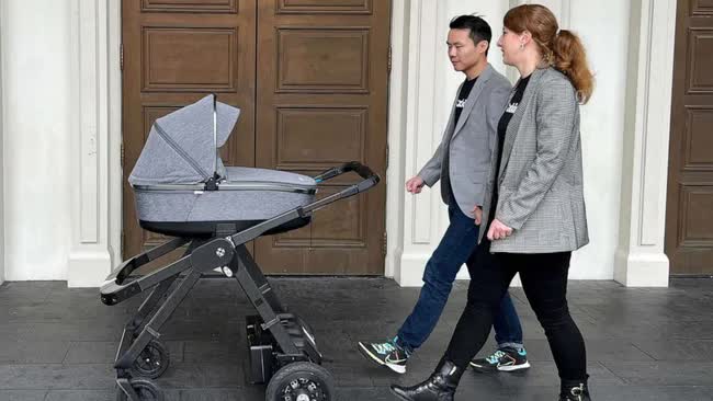 Độc lạ xe đẩy em bé: Gắn động cơ điện, tích hợp AI và chế độ tự lái, giá 89 triệu đồng - Ảnh 1.