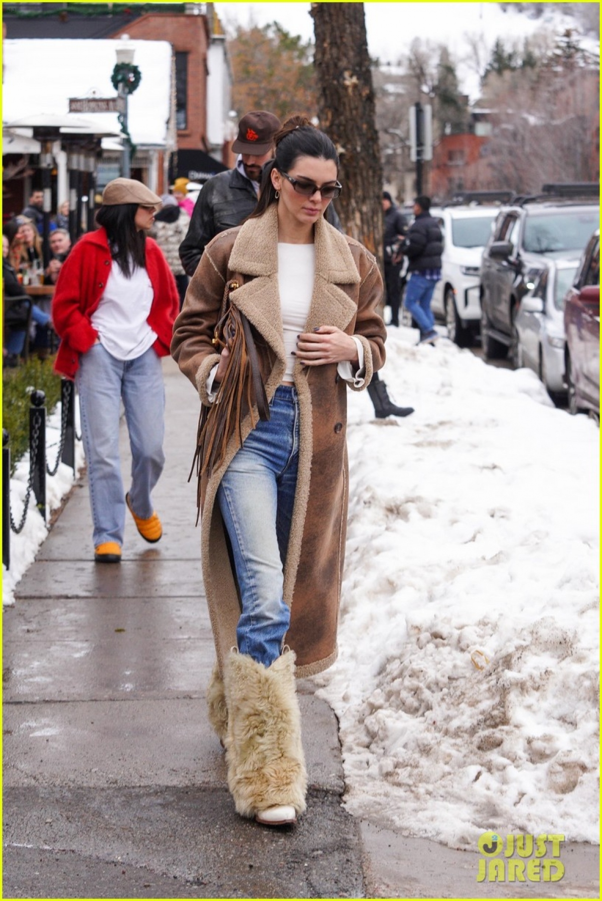 Kendall Jenner diện đồ sành điệu, khoe dáng chuẩn fashionista trên nền tuyết - Ảnh 6.