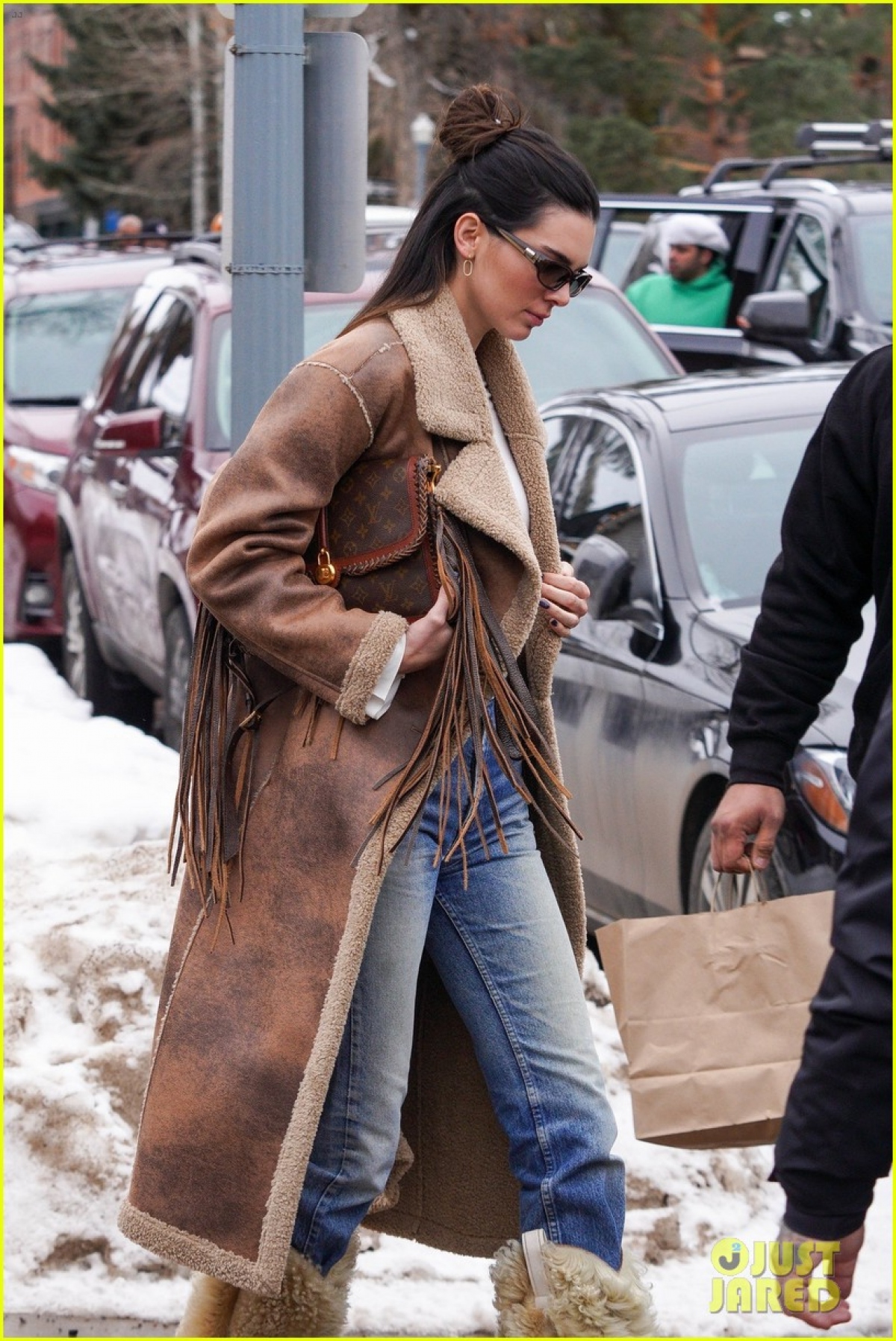 Kendall Jenner diện đồ sành điệu, khoe dáng chuẩn fashionista trên nền tuyết - Ảnh 4.