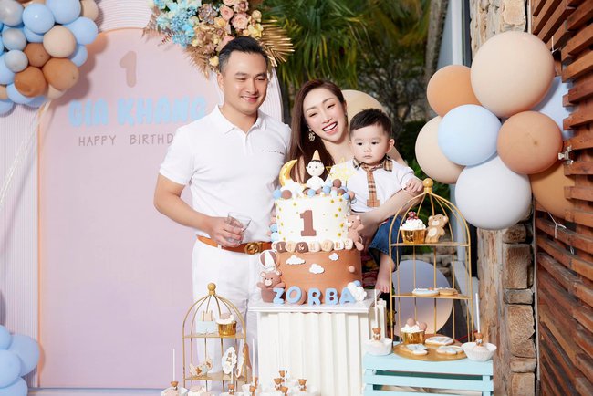 Lương Thế Thành  Thúy Diễm tổ chức sinh nhật tại nhà cho con trai