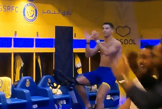 Chưa được đá cho Al Nassr, Ronaldo ngậm ngùi ăn mừng trong phòng thay đồ - Ảnh 1.