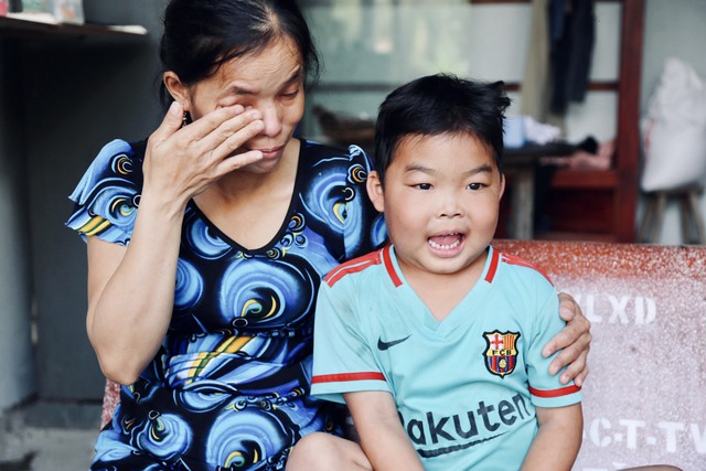 Mẹ bệnh kh&ocirc;ng d&aacute;m đi chữa trị, gom g&oacute;p tiền để cứu con trai 6 tuổi bị thận hư, ph&ugrave; nề khắp người - Ảnh 7.