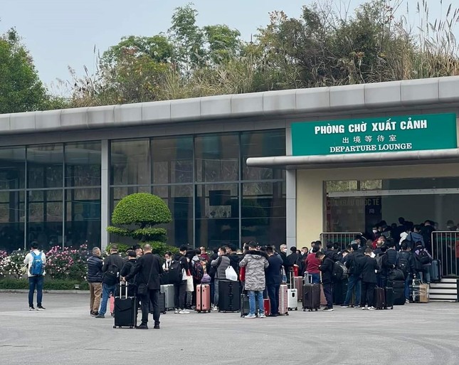 Hàng trăm người xếp hàng chờ xuất cảnh sang Trung Quốc ở cửa khẩu Móng Cái - Ảnh 2.