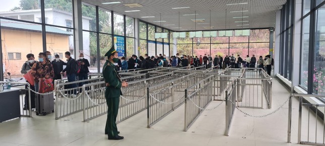 Hàng trăm người xếp hàng chờ xuất cảnh sang Trung Quốc ở cửa khẩu Móng Cái - Ảnh 11.