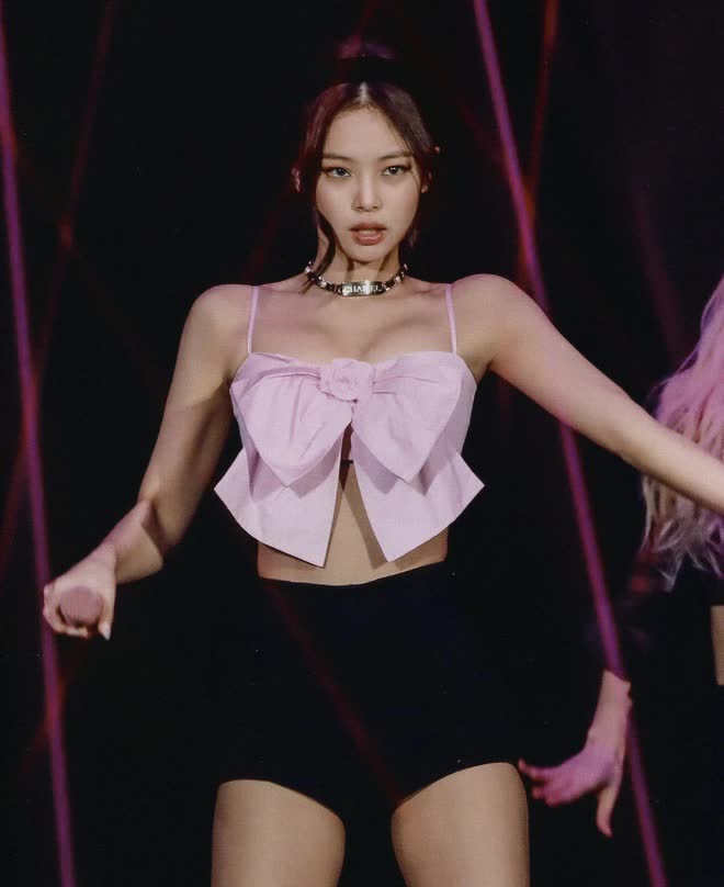 Jennie mặc bạo vượt khỏi tiêu chuẩn idol: Đu trend không quần giống hội IT girl, liên tục diện bra trước cả nghìn khán giả - Ảnh 12.