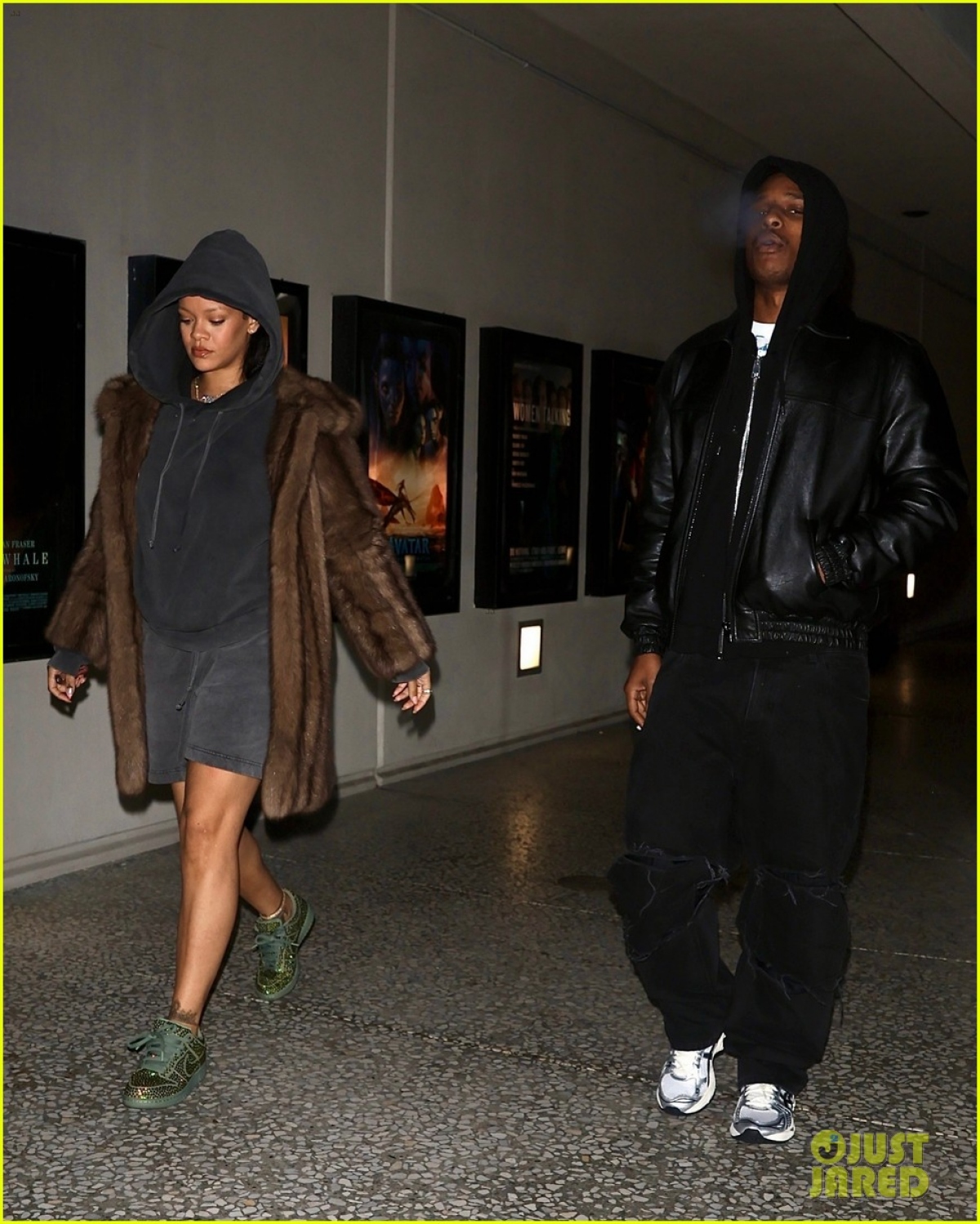 Rihanna và bạn trai rapper trốn con đi xem phim lúc tối muộn - Ảnh 3.
