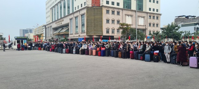 Hàng trăm người xếp hàng chờ xuất cảnh sang Trung Quốc ở cửa khẩu Móng Cái - Ảnh 5.
