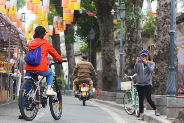 Phố bích họa Phùng Hưng thay áo mới, thiếu nữ Hà Nội diện đồ Tết xúng xính chụp ảnh - Ảnh 4.