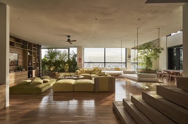 Có gì bên trong căn penthouse 470m2 như khu rừng nhiệt đới giữa lòng Sài Gòn? - Ảnh 1.