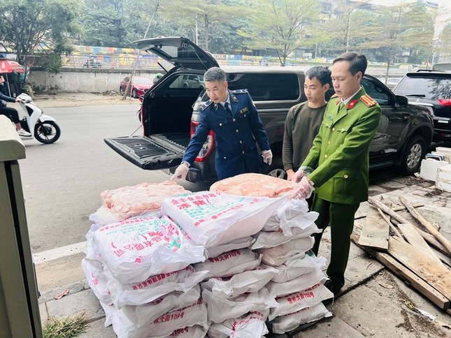 Phát hiện 1 tấn nầm lợn bốc mùi tập kết gần chợ Đồng Xuân - Ảnh 1.