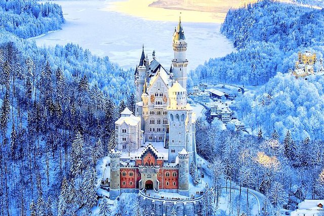10 tòa lâu đài nguy nga nhất Châu Âu