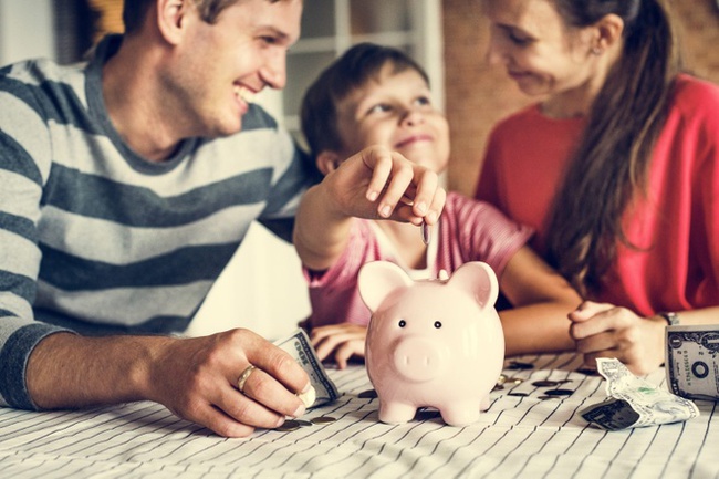 Con hỏi: Bố ơi, nh&agrave; m&igrave;nh ngh&egrave;o lắm ạ? C&aacute;ch người bố trả lời vừa h&oacute;a giải thắc mắc của con, vừa gi&uacute;p con hiểu hơn về đồng tiền - Ảnh 1.