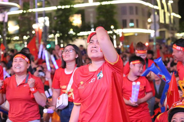 CĐV ăn mừng kiểu Viking sau chiến thắng 2-0 giúp ĐT Việt Nam thẳng tiến chung kết AFF Cup 2022 - Ảnh 12.