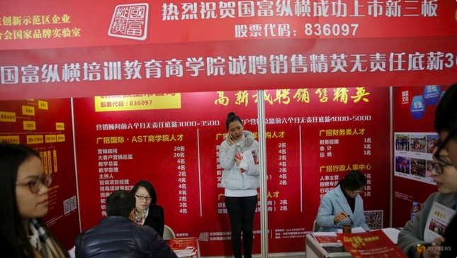 Trung Quốc: Nhiều người thất nghiệp, vé số bán chạy bất ngờ - Ảnh 1.