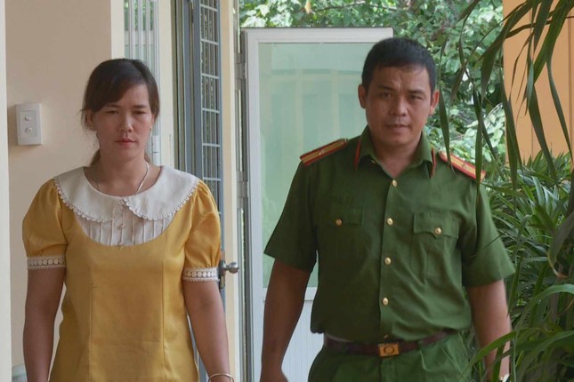 Giải cứu người phụ nữ bị &eacute;p l&agrave;m vợ cho nhiều người Trung Quốc - Ảnh 1.