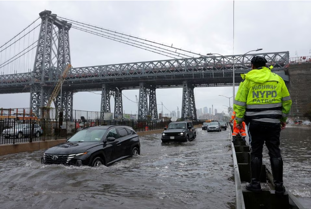 Mưa lớn gây lũ lụt ở New York sẽ là điều 'bình thường mới' do biến đổi khí hậu