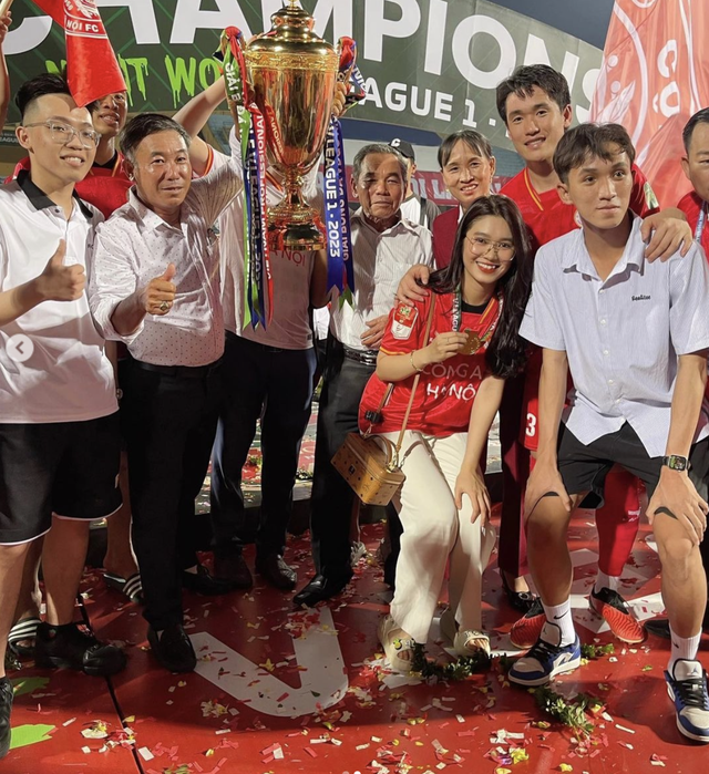 Nam thần U23 Việt Nam từng vô địch SEA Games bất ngờ đăng ảnh cưới sau nhiều năm giấu kín chuyện tình - Ảnh 3.