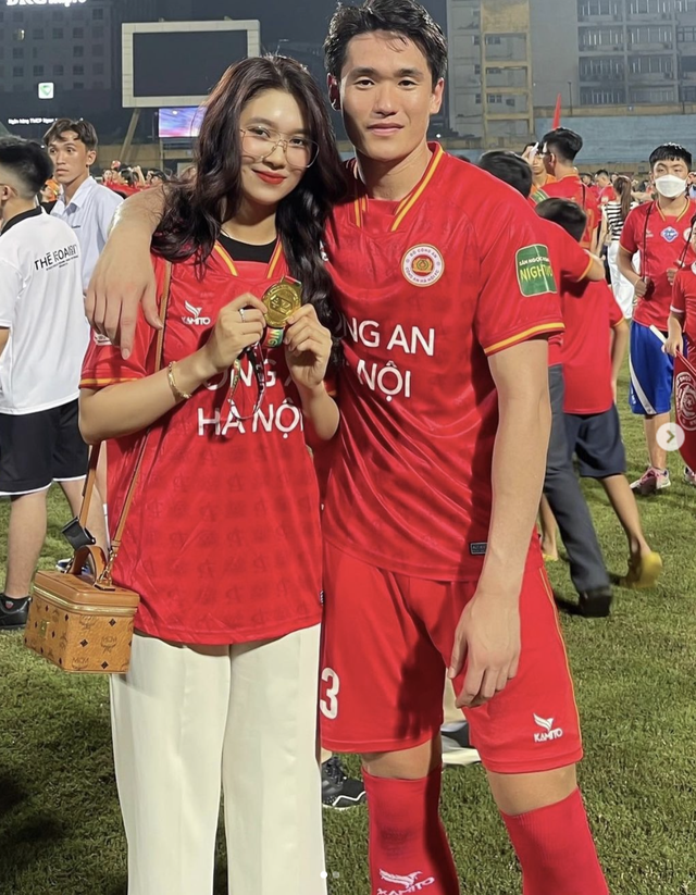 Nam thần U23 Việt Nam từng vô địch SEA Games bất ngờ đăng ảnh cưới sau nhiều năm giấu kín chuyện tình - Ảnh 2.
