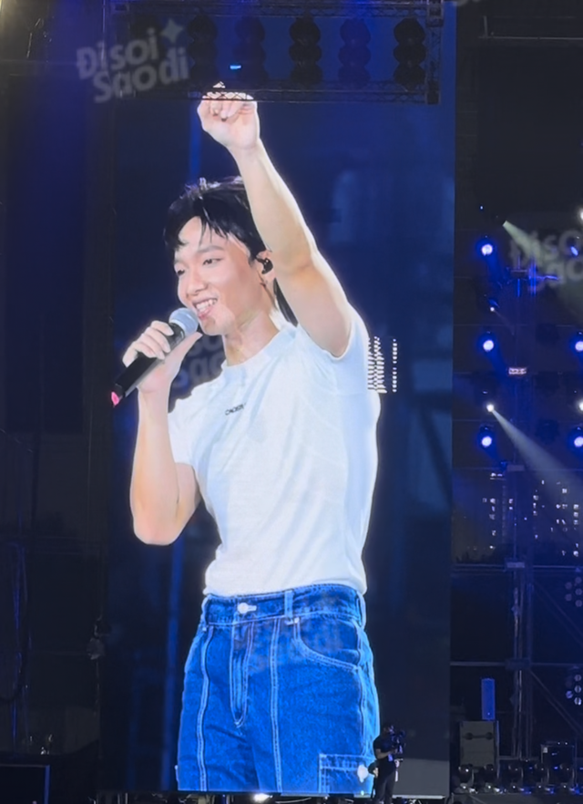 2 cục nam châm hút fan của HAY Fest 2023: Hoàng Dũng live đỉnh đầy duyên dáng, MCK xứng danh rapper suy tình - Ảnh 2. 2 cục nam châm hút fan của HAY Fest 2023: Hoàng Dũng live đỉnh đầy duyên dáng, MCK xứng danh rapper suy tình - Ảnh 2.