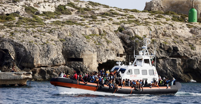 Italy giải cứu 177 người đi trên con tàu cháy - Ảnh 2.