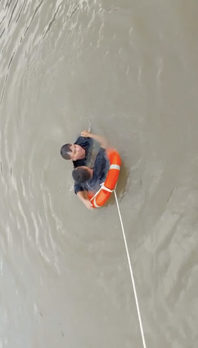 TPHCM: Cảnh sát nhảy sông cứu nam thanh niên đuối nước - Ảnh 2.