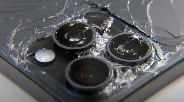 Thả rơi v&agrave; nh&uacute;ng nước iPhone 15 Pro Max v&agrave; một loạt smartphone đắt tiền nhất, người thử nghiệm nhận kết quả bất ngờ - Ảnh 2.